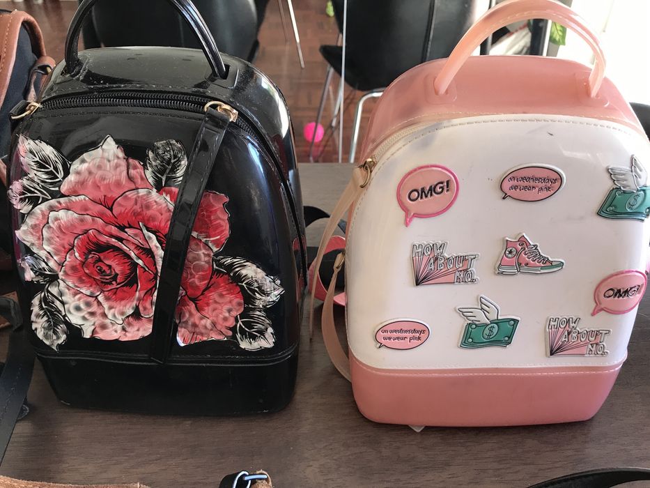 Várias malas, mochilas e carteiras | mulher