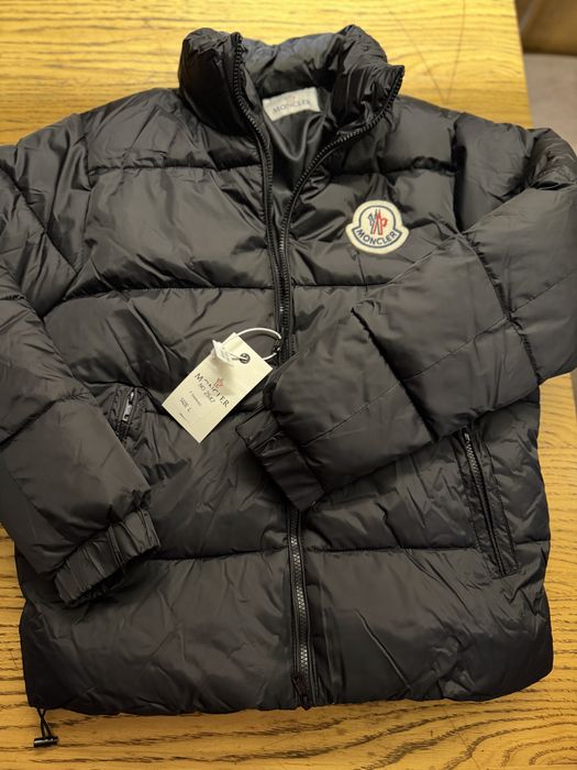 Пуховик бренду Moncler. Moncler