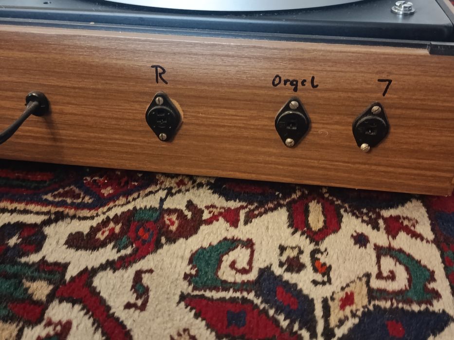 Gramofon z głośnikami