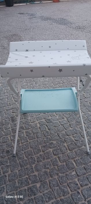 Muda fraldas com banheira