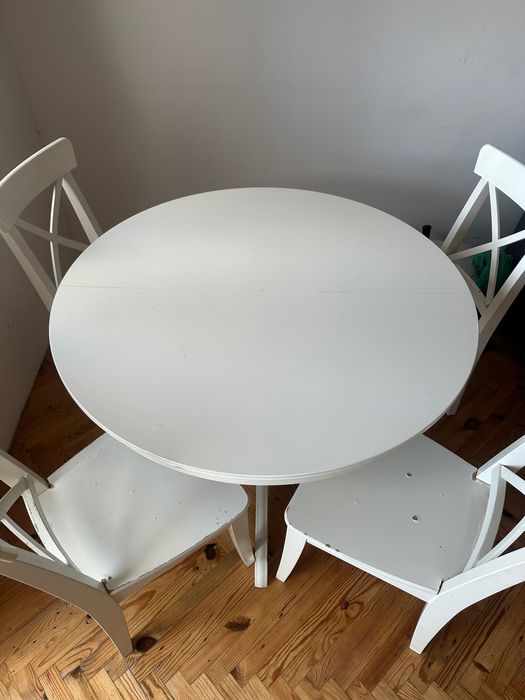 Conjunto de mesa e 4 cadeiras de madeira478456540793425923