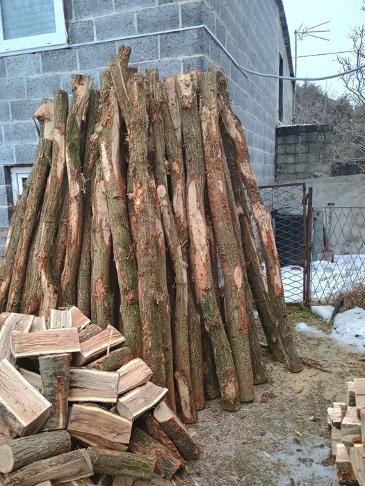 Drewniane słupki ogrodzeniowe