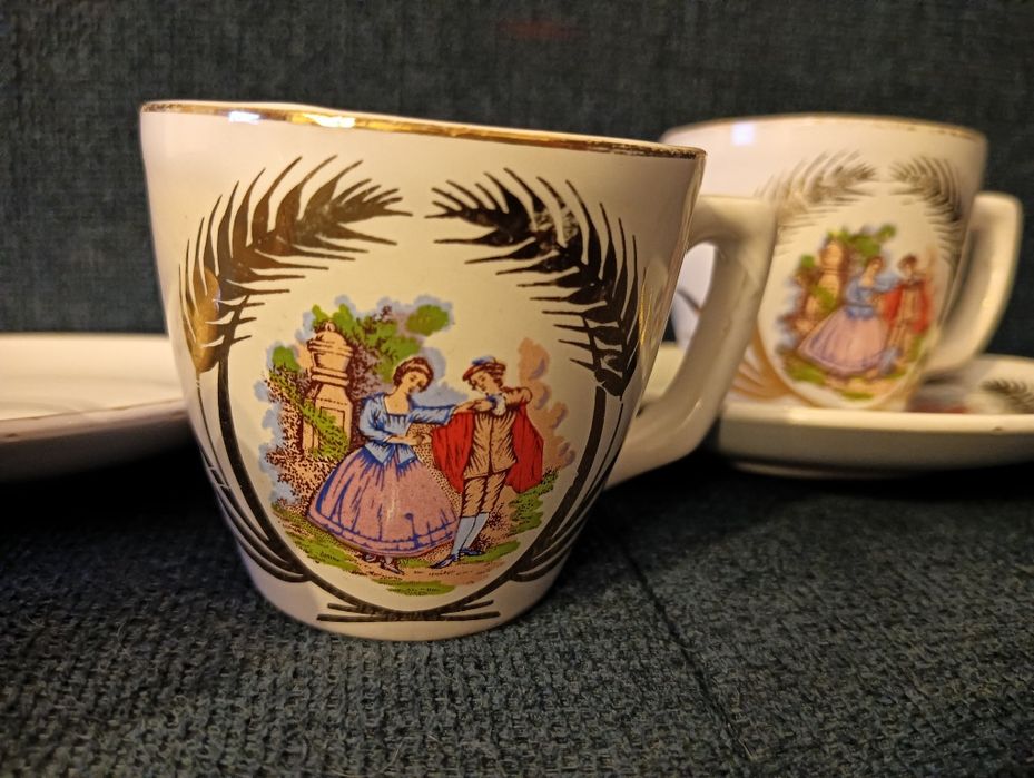 3 chavenas e dois pires de cerâmica / loiça  Muito antigos	Vintage*