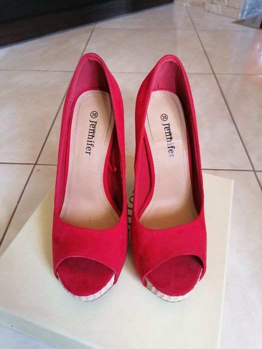 Czerwone szpilki na słupku