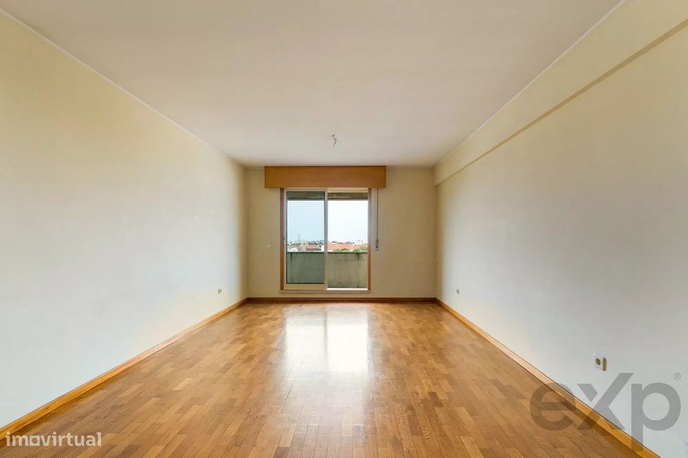 T1 no 4.º e último piso com elevador, varanda poente, garagem e vistas
