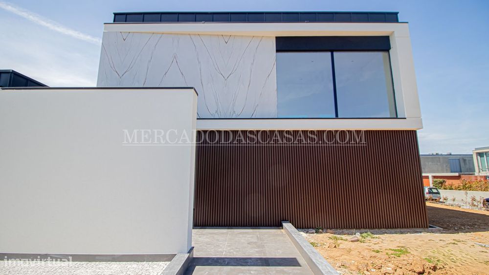Moradia T4 de Luxo com Piscina Aquecida e Jardim