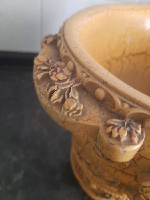 Vaso em Louça  com figuras