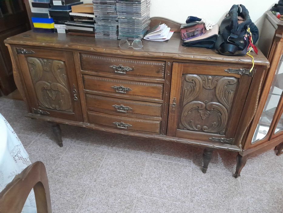 2 aparadores antigos madeira ,macica bom estado,o preco é pelo