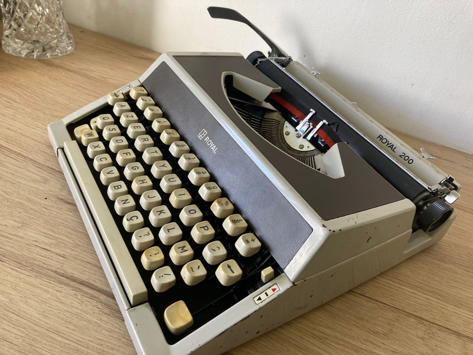 Máquina de escrever  ***  Royal 200