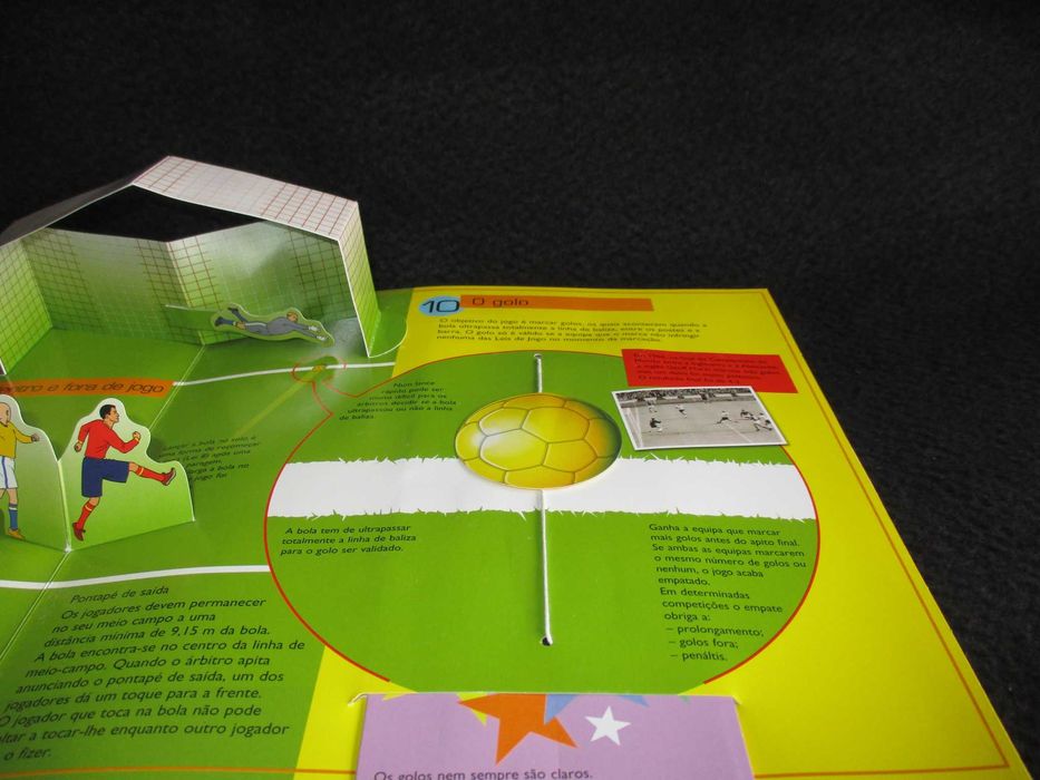 Livro As Regras do Futebol Edição Especial Mundial 2014 com pop‑up e páginas interativas