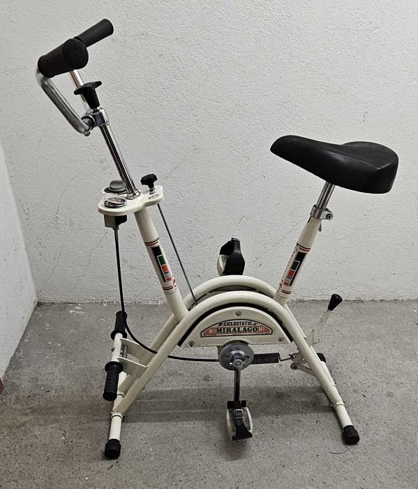 Vendo bicicleta estática em estado excelente para manter a forma.