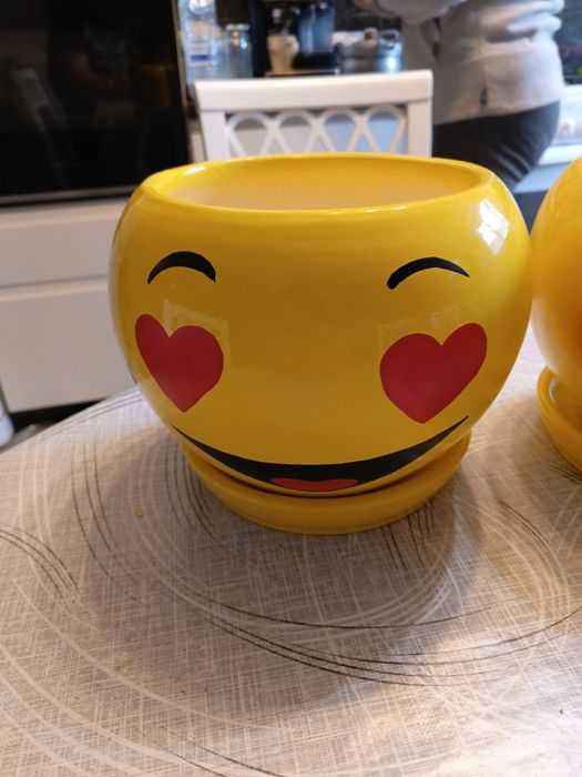 Кашпо у вигляді смайликів з блюдцем