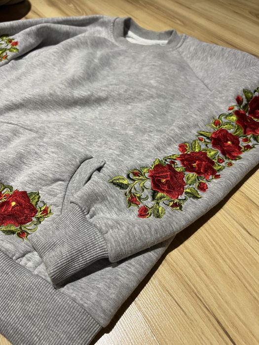 Szara bluza z różami