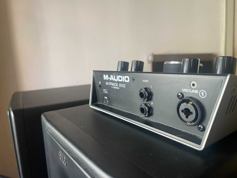 Par Colunas M-Audio BX8 D2 + Interface M-Audio M-Track 2×2 !