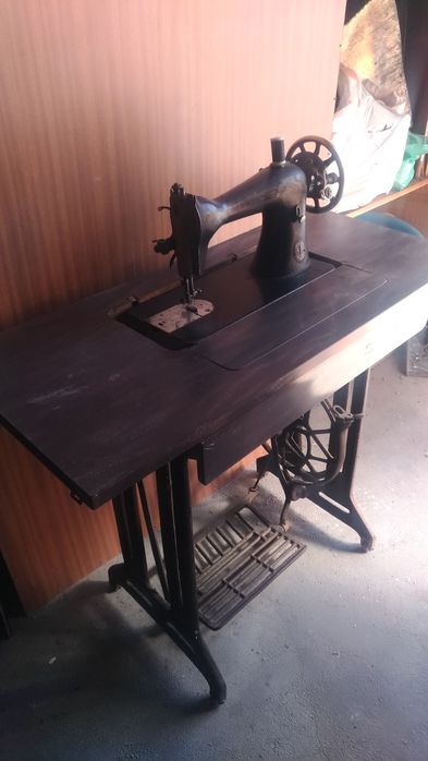 Máquina de costura Antiga de pedal marca Singer peça de coleção