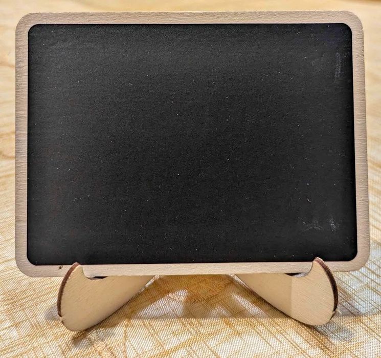 Placas de identificação em lousa com tripé