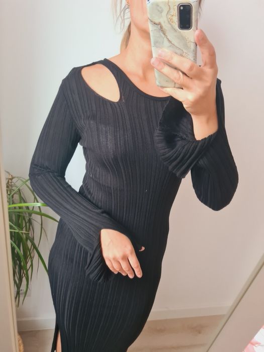 Czarna długa sukienka z rozcięciem