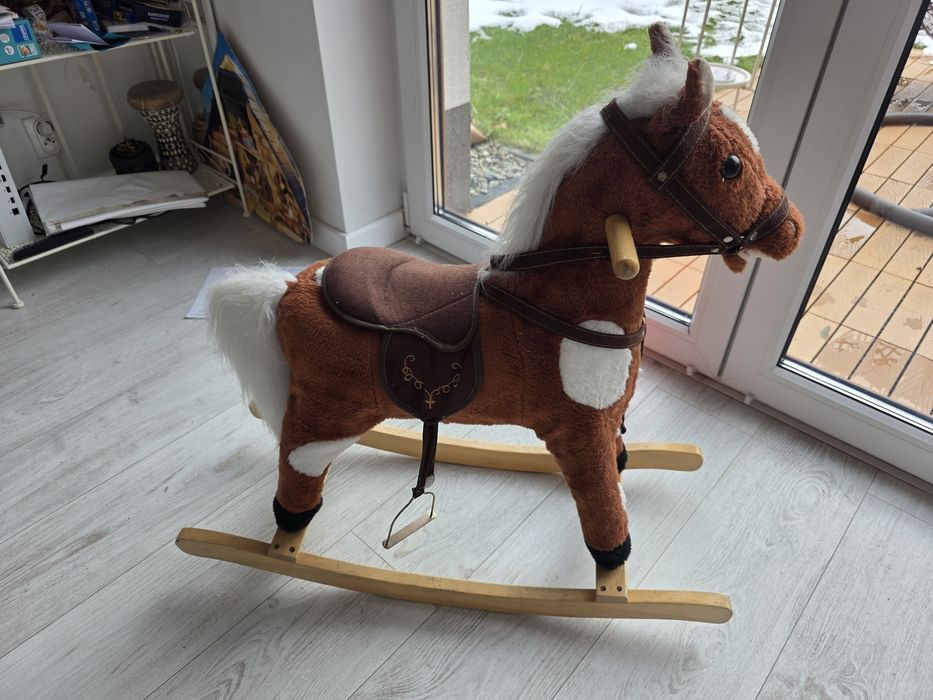 Koń na biegunach zabawka dla dziecka