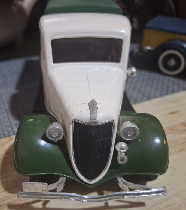 Ford v8 Commercial 1:18 Solido