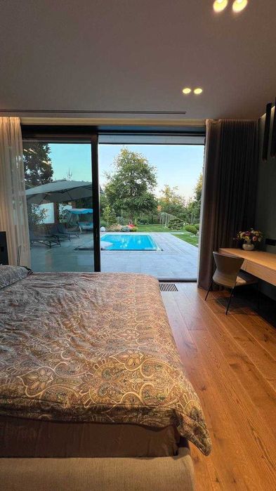 Продажа одноэтажного дома с бассейном и ремонтом в Сосновом Береге.