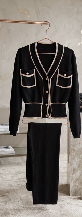 Przepiękny Komplet w Stylu Chanel – Elegancja i Komfort ,dzianina , zlote guziki