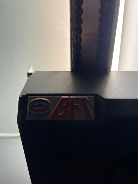 Portão de garagem elétrico incluindo motor e três comandos .