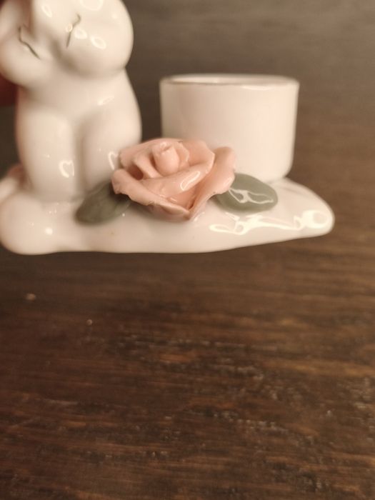 Porcelanowy figuralny świecznik z modlącą się dziewczynką i różą ²¹⁶