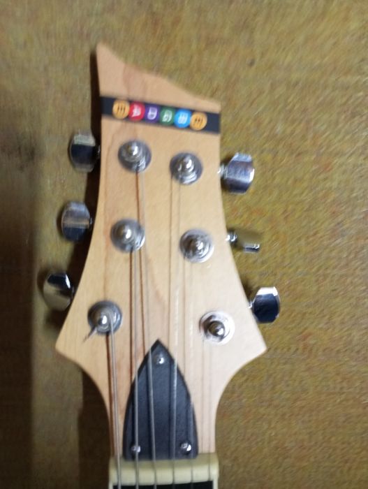 Guitarra elétrica bonita impecavel