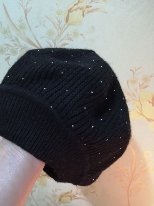 Черный берет с маленькими стразами