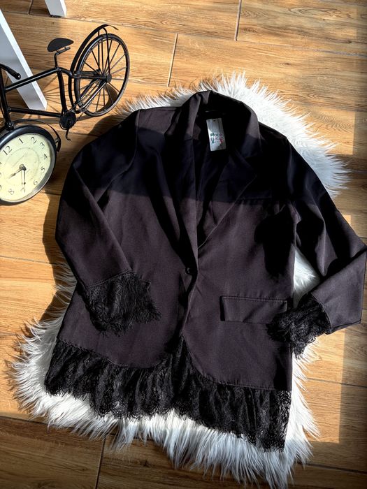 Elegancka czarna marynarka z koronką (M)
