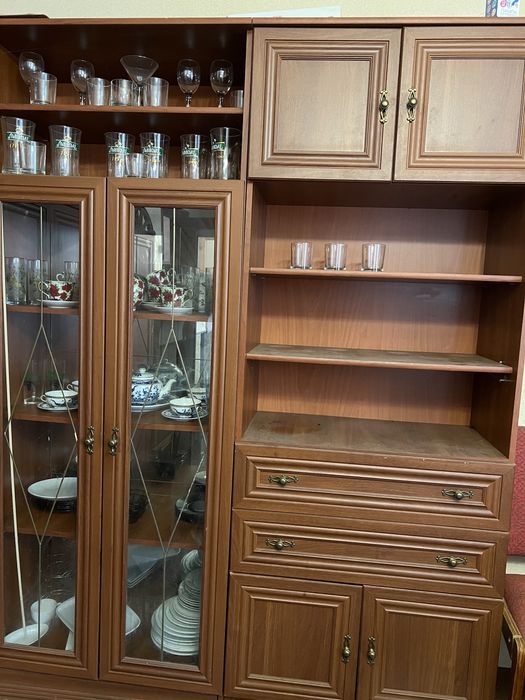 Стінка, сервант.