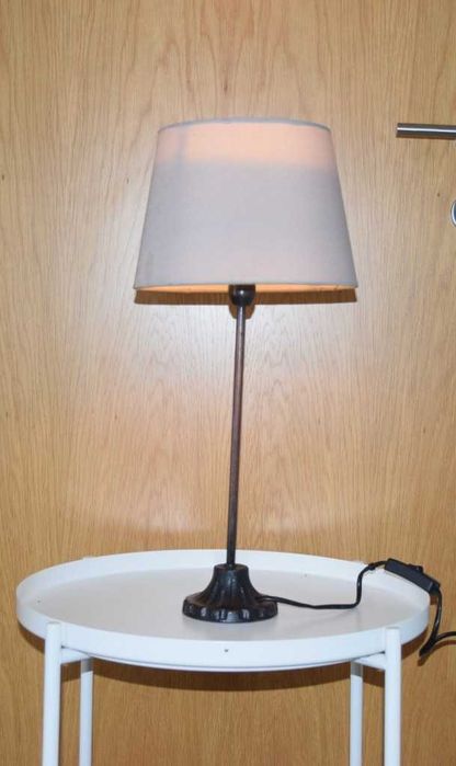 Candeeiro elétrico de mesa antigo, com abajur em missangas