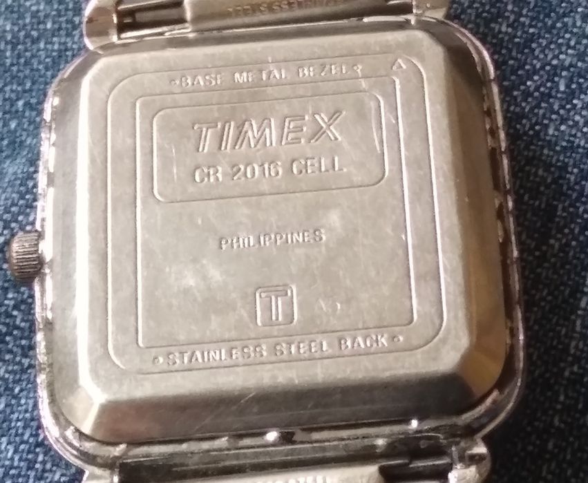 Zegarek Timex Quartz – prostokątna koperta  z datownikiem