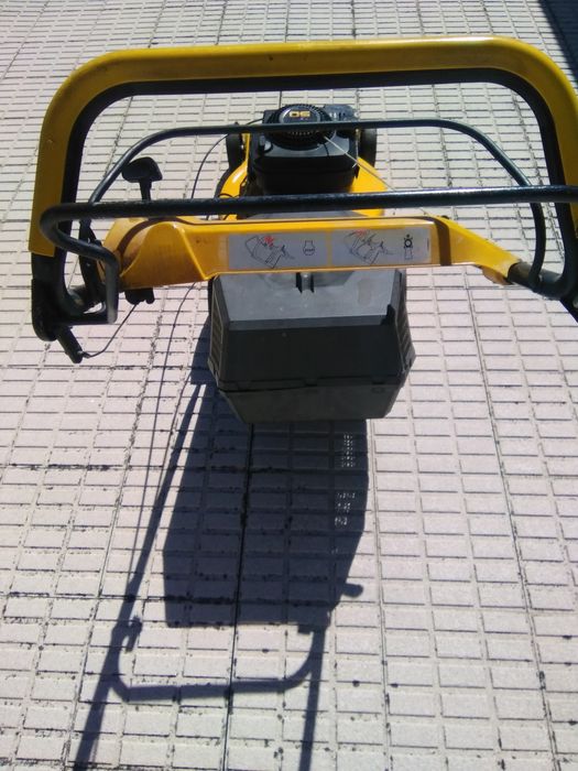 Máquina de cortar relva gasolina em muito bom estado de conservação.