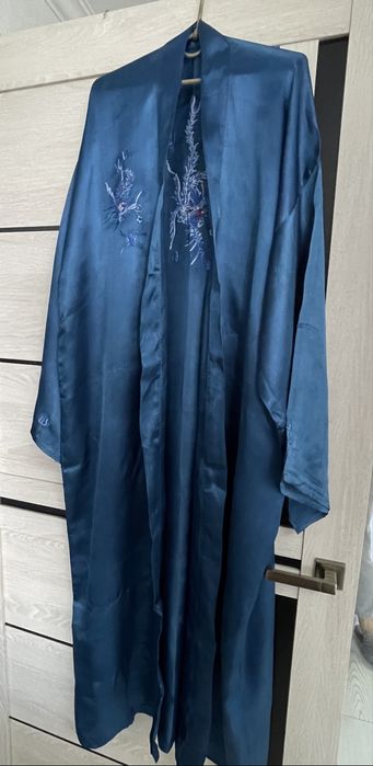 Шовковий халат з вишивкою