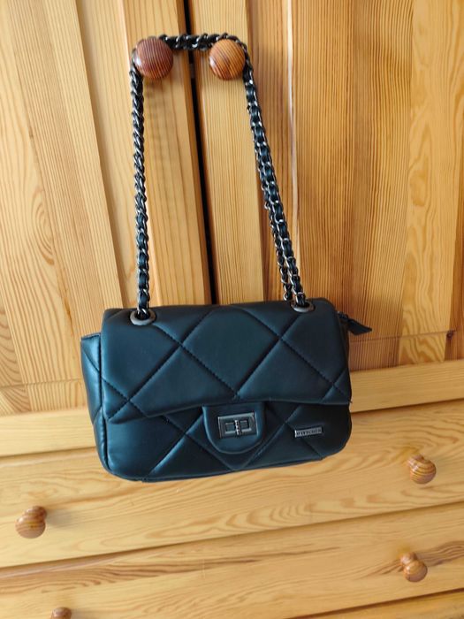 Czarna torebka pikowana crossbody na łańcuszku
