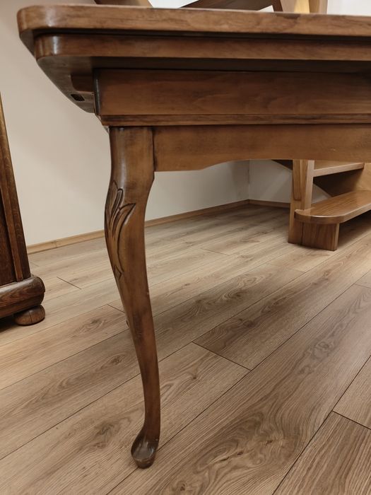 Stylowy drewniany stół – klasyczny, solidny