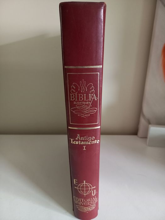 Cinco volumes antigo testamento e um novo testamento. ento.