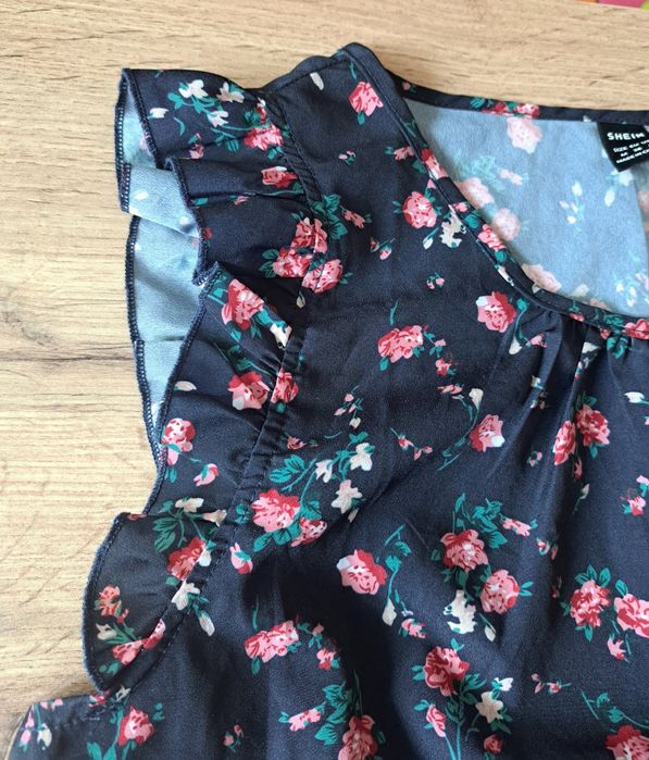 Czarna bluzka w kwiatki