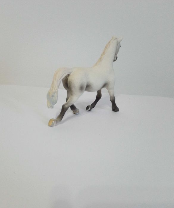 Статуетка біла арабська кобила