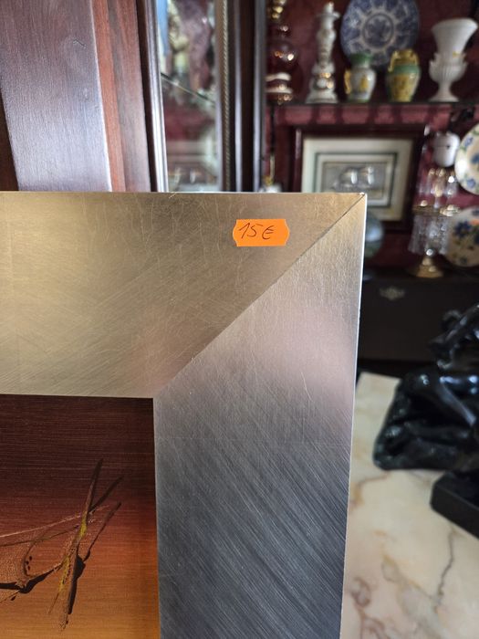 Moldura prateada lisa com tela