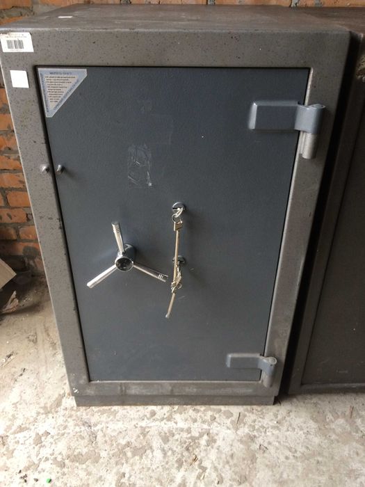 Продаю б.у сейф 3 класс взломостойкости сертификат.