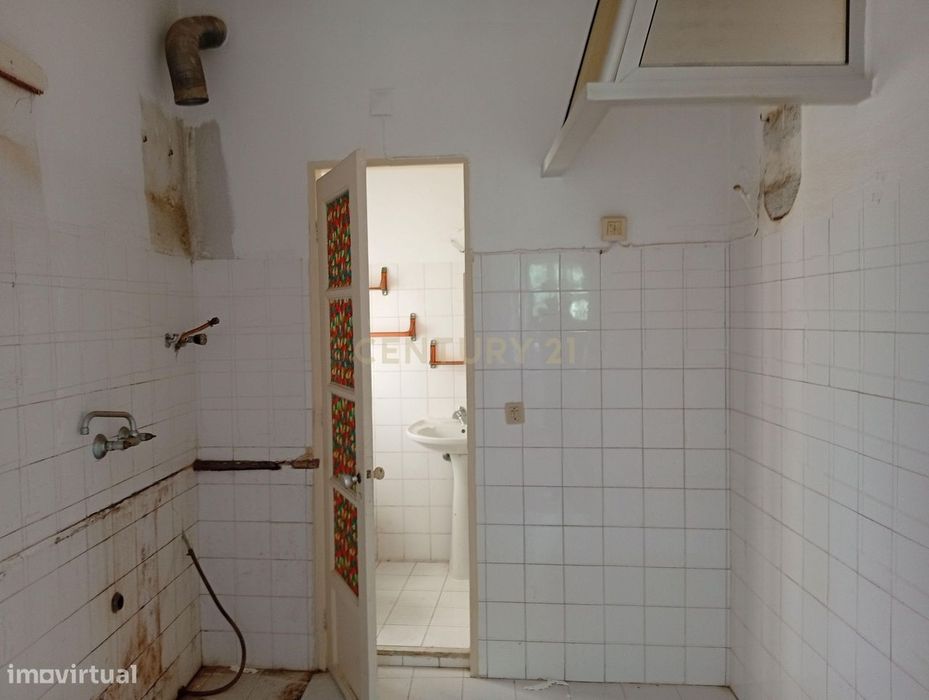 Apartamento para remodelação total situado na zona oriental (a 10m a p