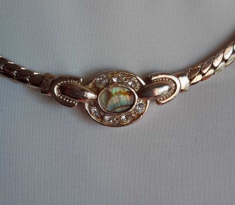 Колье с овальным кулоном гелиотис