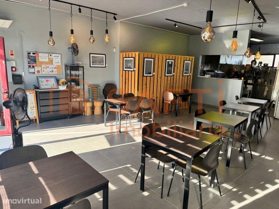 Restaurante De Referência Remodelado E Equipado