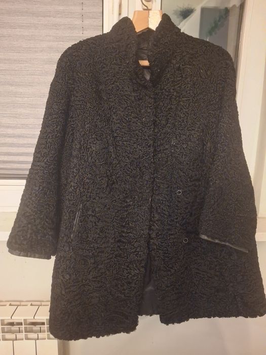 Krótki płaszcz z karakułów