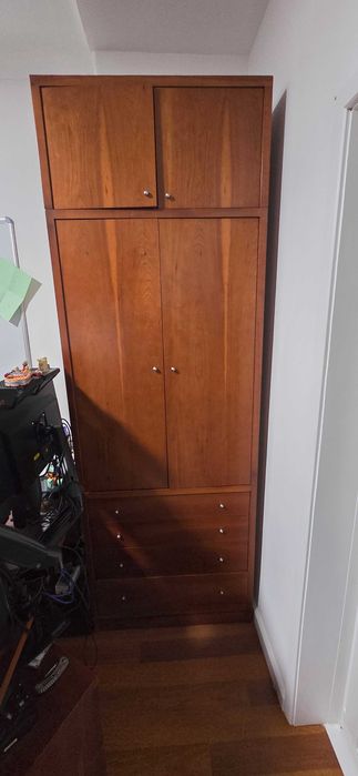 Roupeiro em madeira de cerejeira