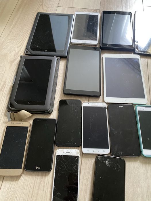 Продам лот планшетів і телефонів
