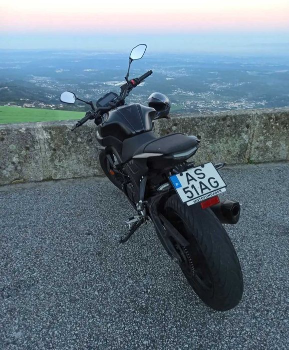 Yamaha MT 125 com escape akrapovic