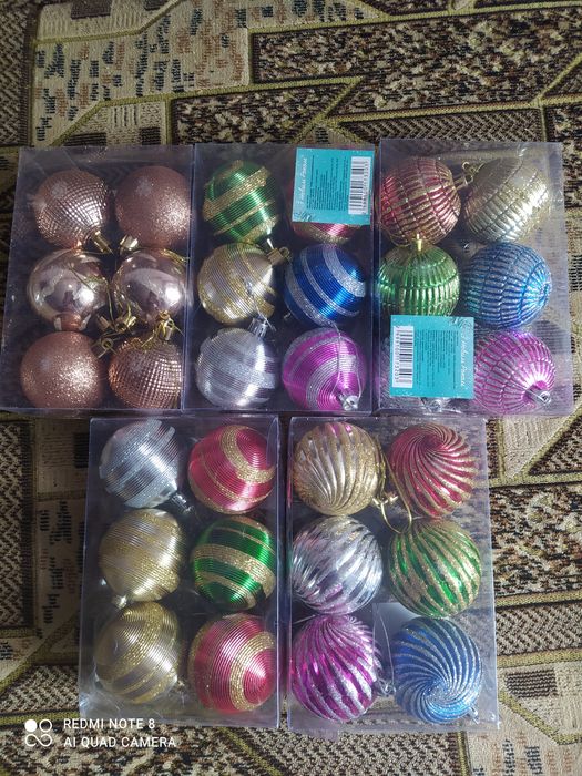 Новорічні іграшки, прикраси, ялинкові кулі